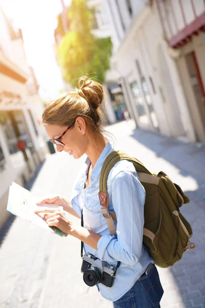 Chica leyendo mapa y usando la tableta — Foto de Stock