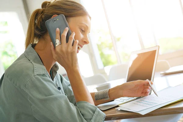 Ragazza che lavora da casa sul computer portatile — Foto Stock