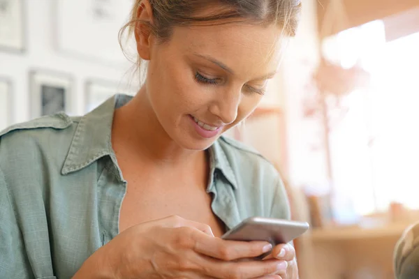 Donna collegata con smartphone — Foto Stock