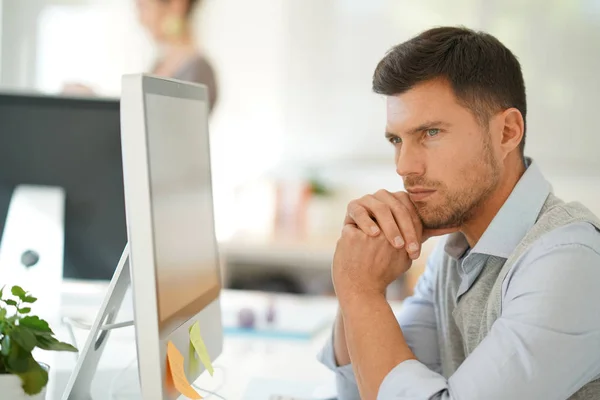 Geschäftsmann arbeitet für Start-up-Unternehmen — Stockfoto