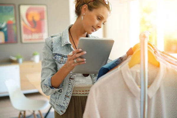 Trendige Verkäuferin arbeitet — Stockfoto