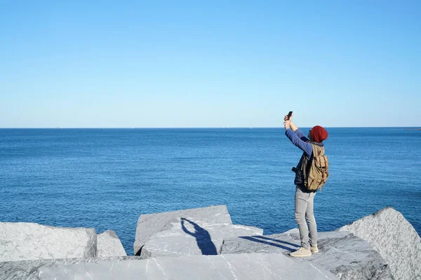 Man standing on rocks — Stock Photo, Image