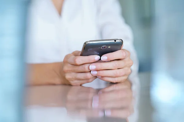 Hände mit Smartphone — Stockfoto