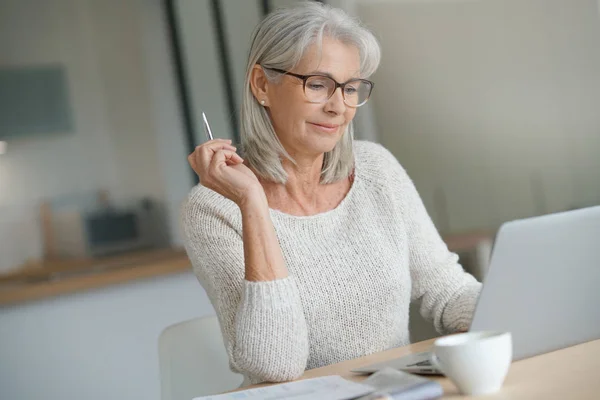 Senior vrouw aan huis websurfing — Stockfoto