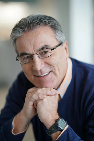 Homem com óculos relaxante em poltrona — Fotografia de Stock