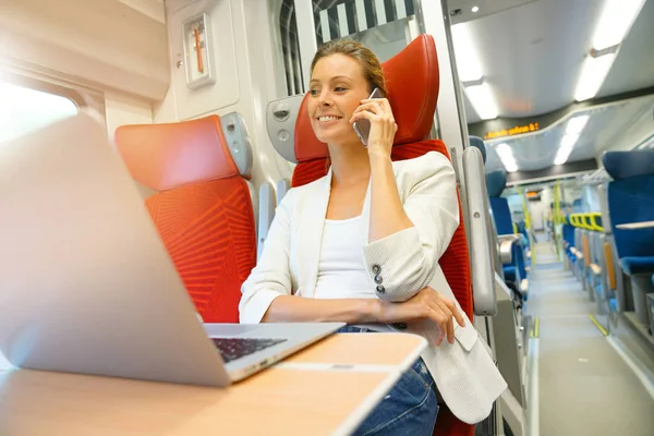 Zakenvrouw in de trein werken — Stockfoto