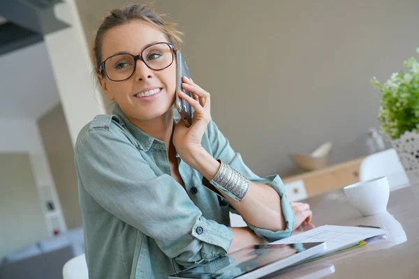 Dívka mluví po telefonu — Stock fotografie