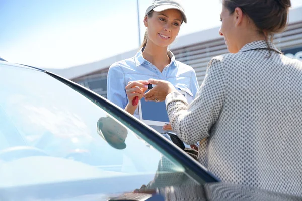 Woman in parking lot renting car — Stock Photo, Image