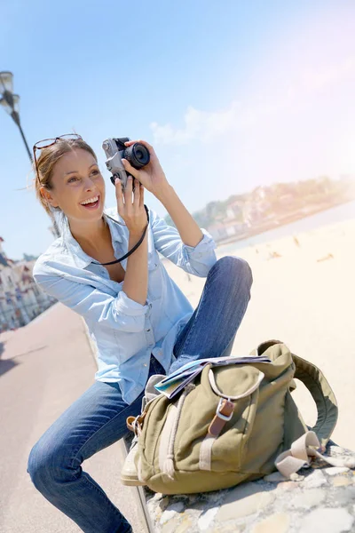 Fröhliches Mädchen beim Fotografieren — Stockfoto