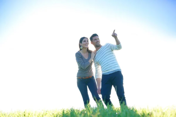 Pareja caminando en el campo —  Fotos de Stock