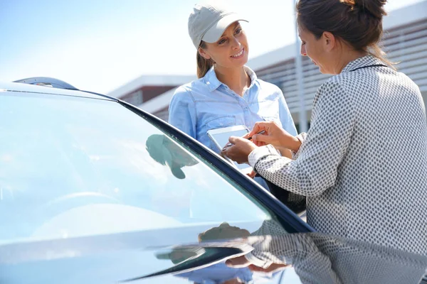 Woman in parking lot renting car — Stock Photo, Image