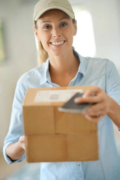 Consegna donna in possesso di pacchetto — Foto Stock