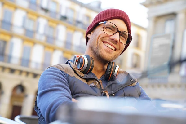 Hipster guy relaxing in town — Stock Photo, Image