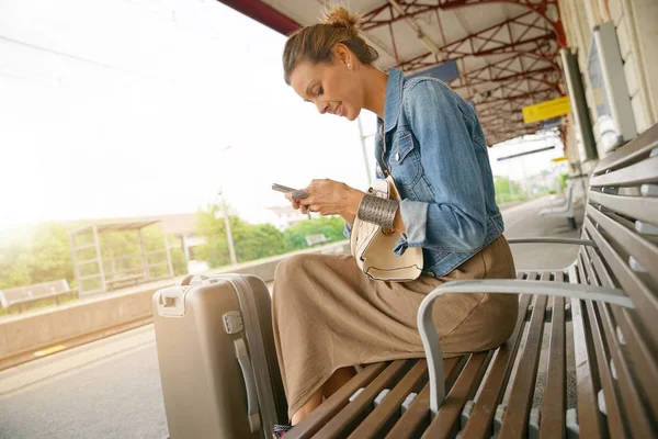 Mujer joven usando smartphone —  Fotos de Stock