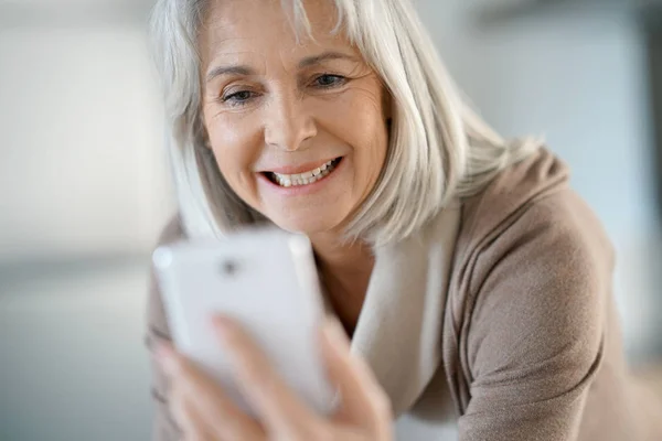 Woman  using smartphone — Stock Photo, Image