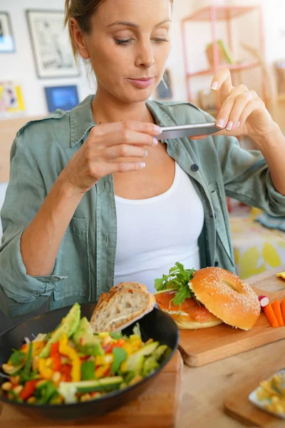 女の子は、カラフルな料理の写真を撮る — ストック写真