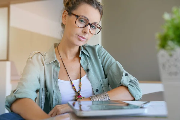 Fille à la maison travaillant sur tablette numérique — Photo