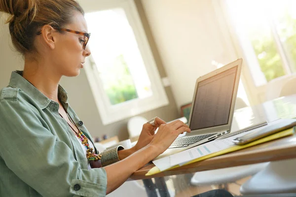 Chica conectada en tableta digital — Foto de Stock