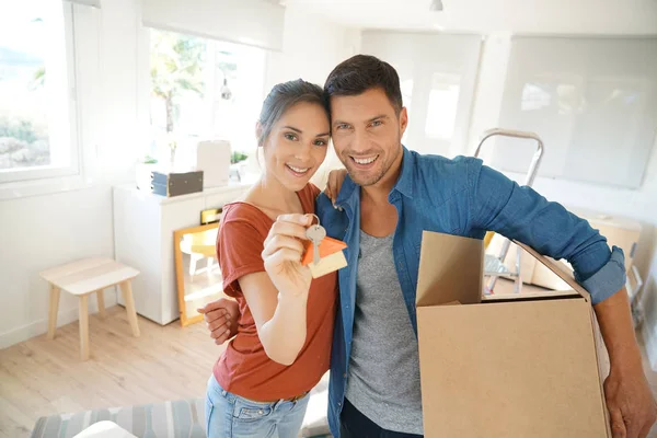 Glückliches Paar zeigt Schlüssel — Stockfoto