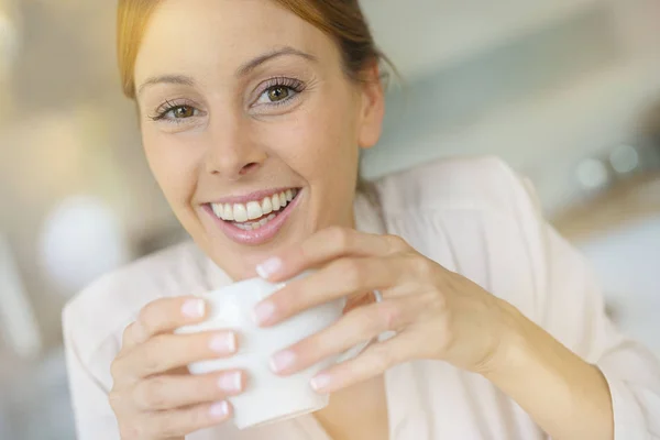 Femme à la maison boire du café — Photo