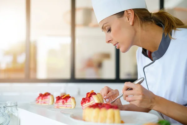 Pastry chef skära skivor — Stockfoto