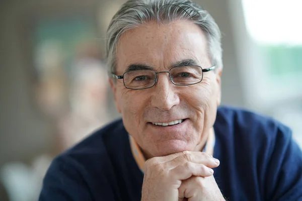 Homem com óculos relaxante em poltrona — Fotografia de Stock