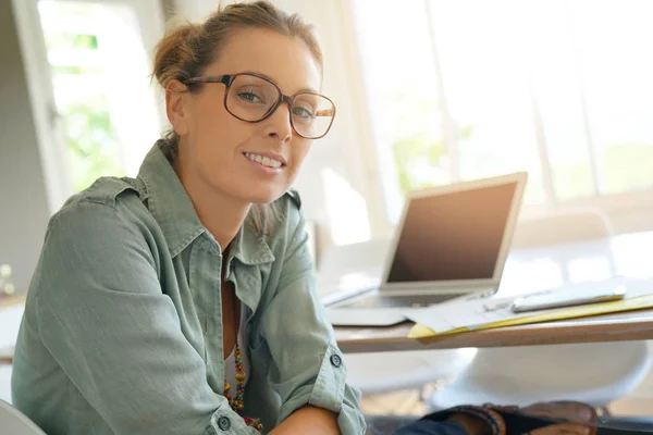 Mujer de negocios mirando a la cámara — Foto de Stock