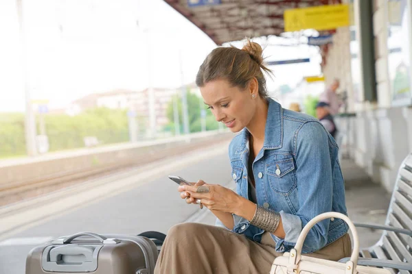 Junge Frau nutzt Smartphone — Stockfoto