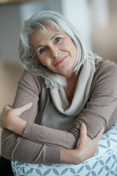 L senior vrouw met wit haar — Stockfoto