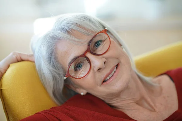 Mulher com camisola vermelha relaxante — Fotografia de Stock