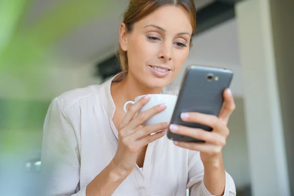 Vrouw met smartphone — Stockfoto