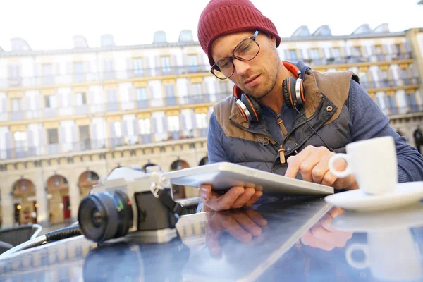 Photo reporter using digital tablet — Stock Photo, Image