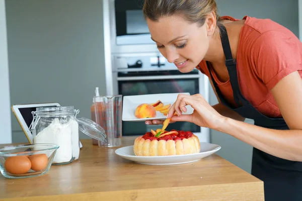 Mulher na cozinha moderna cozimento — Fotografia de Stock