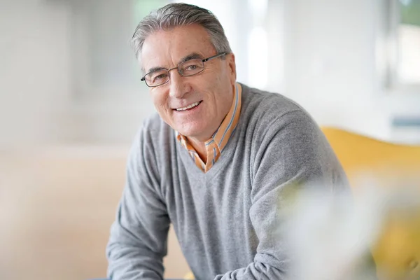 Hombre con gafas relajantes en sillón — Foto de Stock