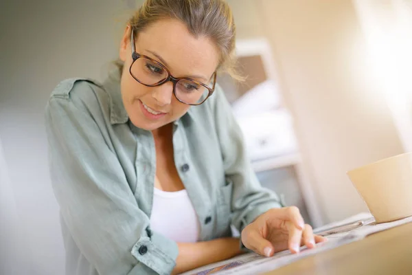 Trendy jonge vrouw thuis lezen — Stockfoto