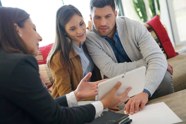 Onroerende goederenagent weergegeven: huis-project — Stockfoto