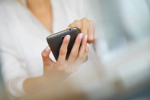 Hands using smartphone — Stock Photo, Image