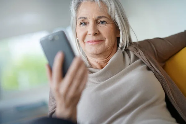 Kvinna med hjälp av smartphone — Stockfoto