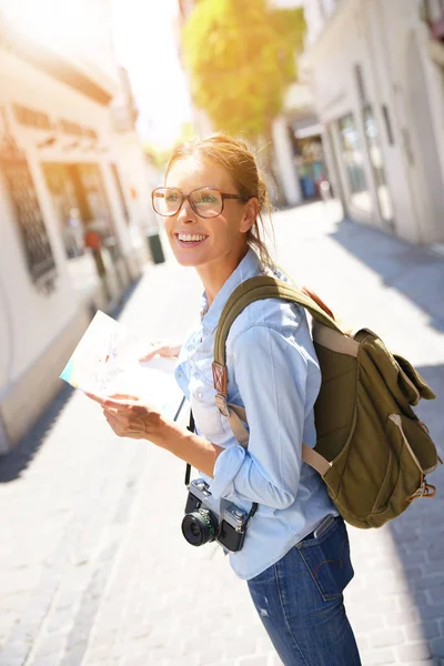 Chica leyendo mapa y usando la tableta — Foto de Stock