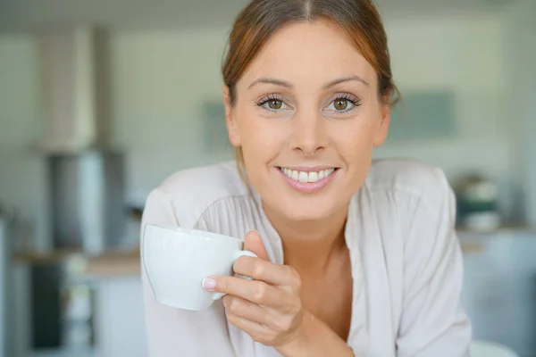 Žena doma pije kávu — Stock fotografie
