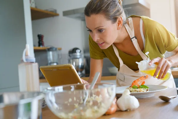 Mujer en cocina preparando el plato — Foto de Stock