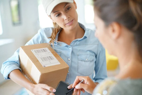 Entrega mujer paquete de entrega — Foto de Stock