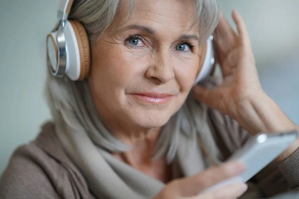 Femme à la maison écouter de la musique — Photo