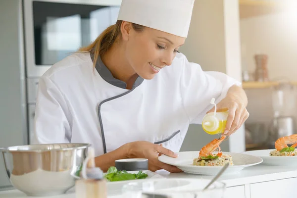 Chef-kok voorbereiden schotel — Stockfoto