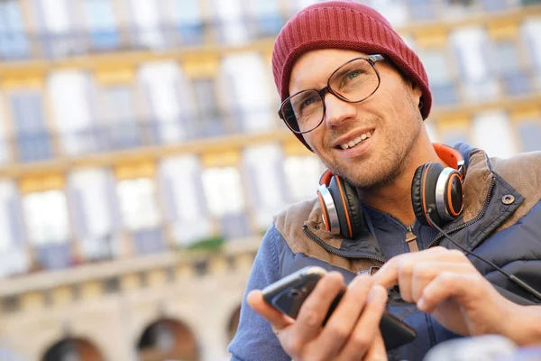 Hipster guy using smartphone — Stock Photo, Image
