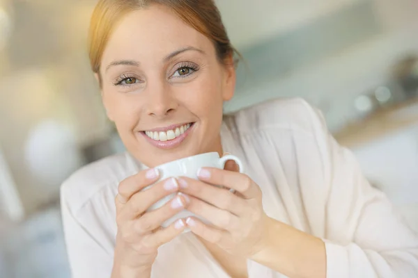 Frau trinkt zu Hause Kaffee — Stockfoto