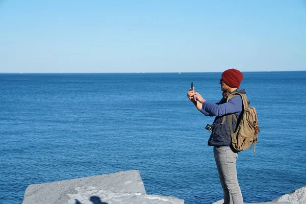 Man standing on rocks — Stock Photo, Image