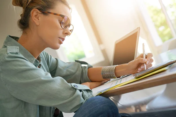 Ragazza collegata su tablet digitale — Foto Stock