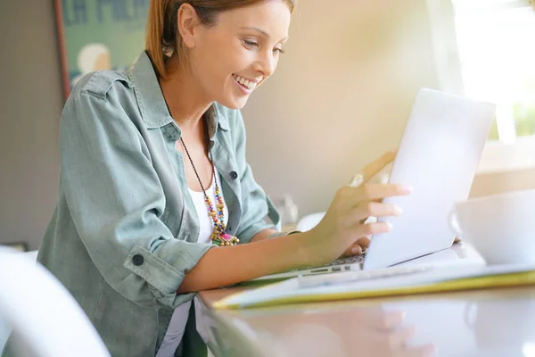 Frau arbeitet zu Hause am Laptop — Stockfoto