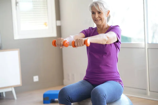 Mulher sênior fazendo exercícios de fitness — Fotografia de Stock